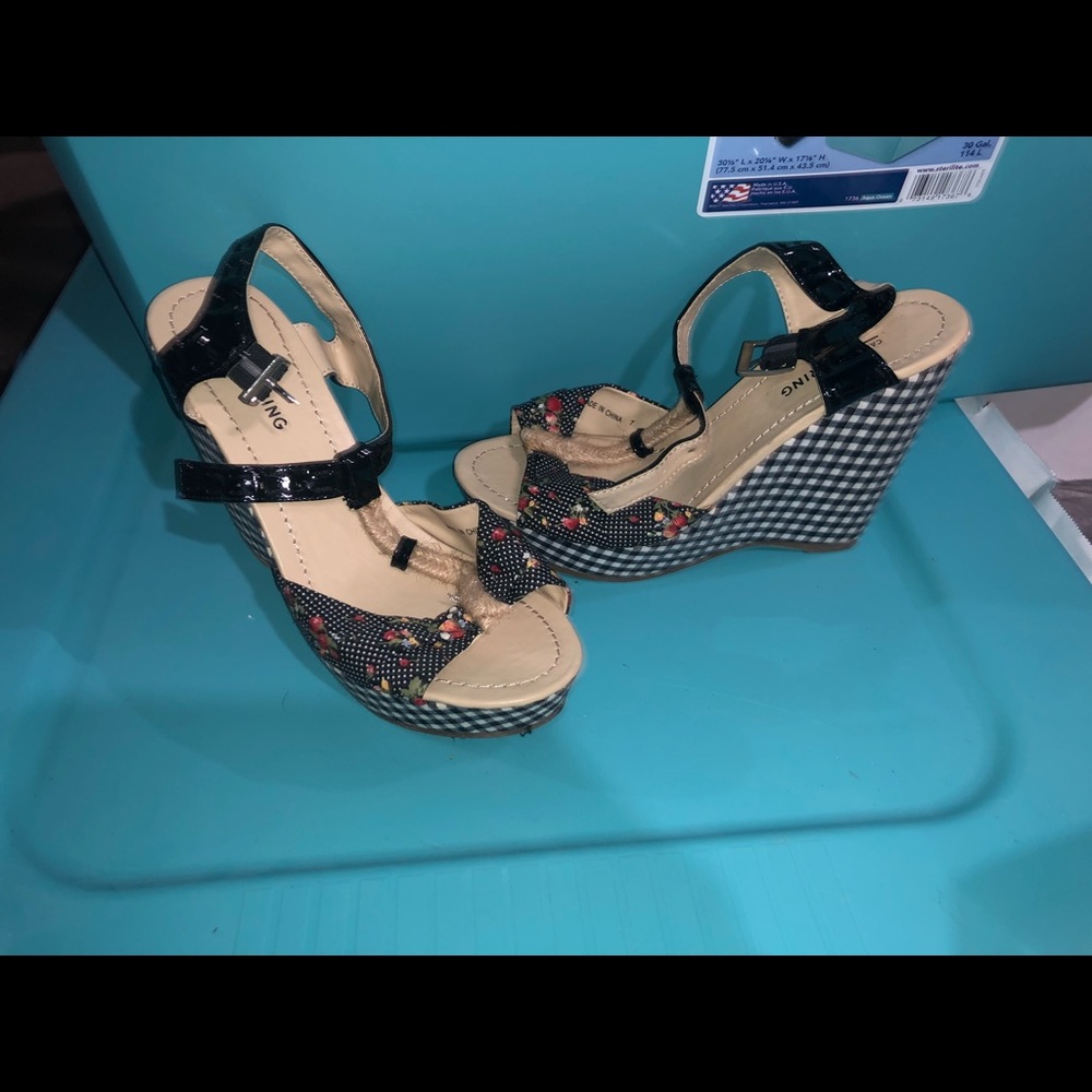 Like new strawberry patch plaid wedges 🍓